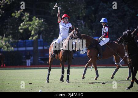 Buenos Aires, Argentinien. 14. April 2022. Heloise Wilson-Smith (L) (eng) behauptet, der Schiedsrichter vor den Augen von Audry Persano (R) (USA) während der Frauen-Polo-Weltmeisterschaft - Halbfinale zwischen den USA und England auf dem Campo Argentino de Polo. (Foto von Roberto Tuero/SOPA Images/Sipa USA) Quelle: SIPA USA/Alamy Live News Stockfoto