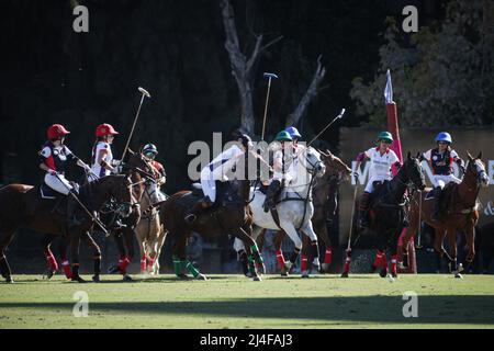 Buenos Aires, Argentinien. 14. April 2022. Die Nationalmannschaft von England und den USA gesehen während der Frauen Polo World Cup - Halbfinale zwischen den USA und England auf Campo Argentino de Polo. (Foto von Roberto Tuero/SOPA Images/Sipa USA) Quelle: SIPA USA/Alamy Live News Stockfoto