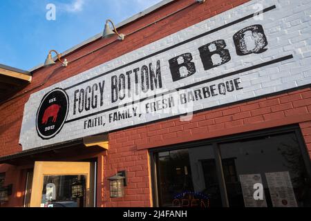 Foggy Bottom BBQ auf dem Platz in der historischen Innenstadt von Lawrenceville, Georgia. (USA) Stockfoto