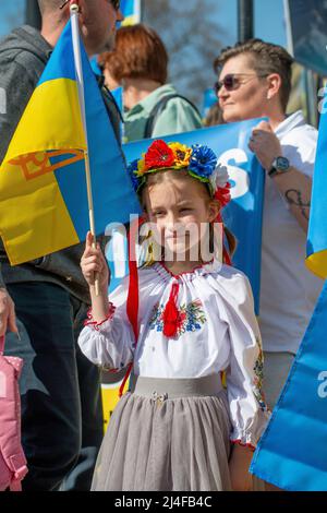 Das junge ukrainische Mädchen steht bei der Ukraine-Kundgebung in London, Park Lane, aus Protest gegen die russische Invasion von Präsident Wladimir Putin in der Ukraine. Stockfoto