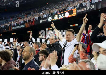 Sabadell, Barcelona, Spanien. 14. April 2022. Barcelona Spanien 14.04.2022 Unterstützern Eintracht Frankfurt UEFA Europa League zwischen dem FC Barcelona und Eintracht Frankfurt am 14. April 2022 in Barcelona im Camp Nou. (Bild: © Xavi Urgeles/ZUMA Press Wire) Bild: ZUMA Press, Inc./Alamy Live News Stockfoto