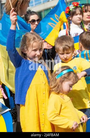 Ukrainische Kinder stehen bei der Ukraine-Kundgebung, Park Lane, London, auf der Londoner Tribüne aus Protest gegen die russische Invasion von Präsident Wladimir Putin in der Ukraine. Stockfoto