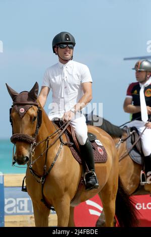 MIAMI BEACH, FL - 14. APRIL: Fahrer besuchen den Halt der Longines Global Champions Tour am Miami Beach Day 1 am 14. April 2022 in Miami Beach, Florida People: Riders Stockfoto