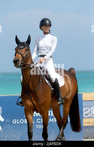 MIAMI BEACH, FL - 14. APRIL: Fahrer besuchen den Halt der Longines Global Champions Tour am Miami Beach Day 1 am 14. April 2022 in Miami Beach, Florida People: Riders Stockfoto