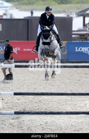 MIAMI BEACH, FL - 14. APRIL: Fahrer besuchen den Halt der Longines Global Champions Tour am Miami Beach Day 1 am 14. April 2022 in Miami Beach, Florida People: Riders Stockfoto