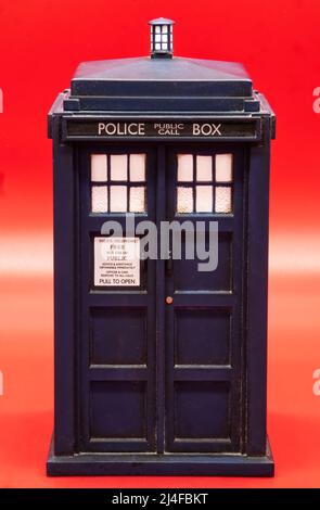 Polizeiruf-Box auf rotem Hintergrund isoliert. Tardis von Doctor Who. Stockfoto