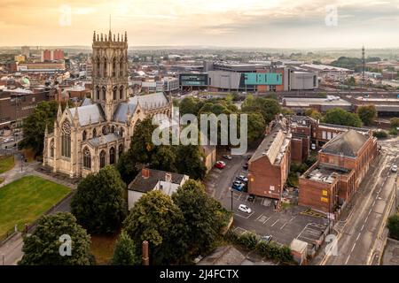 Ein Luftbild des Stadtzentrums von Doncaster mit der Minster-Kirche von St. George und dem Einkaufszentrum Frenchgate Stockfoto