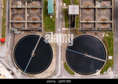 Eine Luftaufnahme einer Wasseraufbereitungsanlage mit Abwasser- und Klärgruben aus schmutzigem Wasser, die in Trinkwasser gereinigt werden Stockfoto