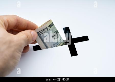 Einfügen Von Dollar-Währung In Die Spendenkasso Der Wohltätigkeitsorganisation Stockfoto