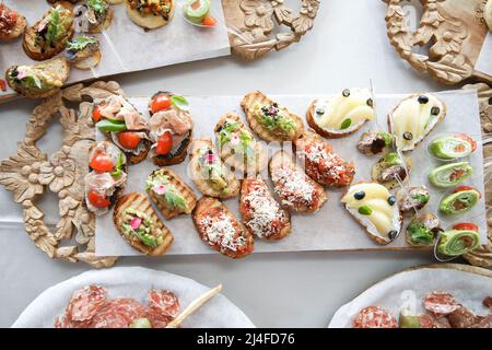 Köstliche Canapes mit einer Vielzahl von Füllungen. Leckerer Buffettisch. Sommerfest. Catering-Konzept Stockfoto