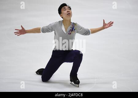 Tallinn, Estland. 14. April 2022. Wesley Chiu aus Kanada tritt beim Junior Men's Short Program der International Skating Union (ISU) World Junior Figure Skating Championships am 14. April 2022 in Tallinn, Estland, auf. Kredit: Sergei Stepanov/Xinhua/Alamy Live Nachrichten Stockfoto