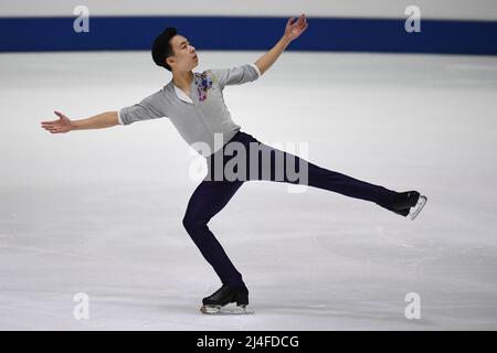 Tallinn, Estland. 14. April 2022. Wesley Chiu aus Kanada tritt beim Junior Men's Short Program der International Skating Union (ISU) World Junior Figure Skating Championships am 14. April 2022 in Tallinn, Estland, auf. Kredit: Sergei Stepanov/Xinhua/Alamy Live Nachrichten Stockfoto