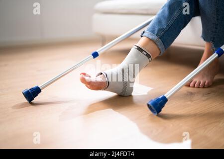 Verband Der Knöchelspritzer. Medizinische Fußtraumatherapie Stockfoto