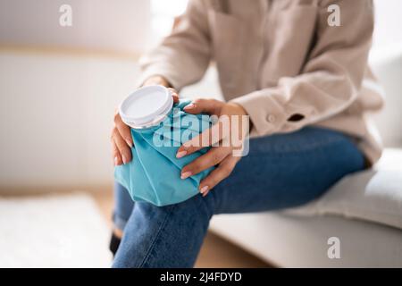 Eispaket Nach Verletzungen Auf Das Kniegelenk Auftragen Stockfoto