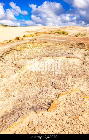 Eine ungewöhnliche Landschaft erwartet die Besucher des Wungul Sandblow auf Fraser Island. Queensland, Australien Stockfoto