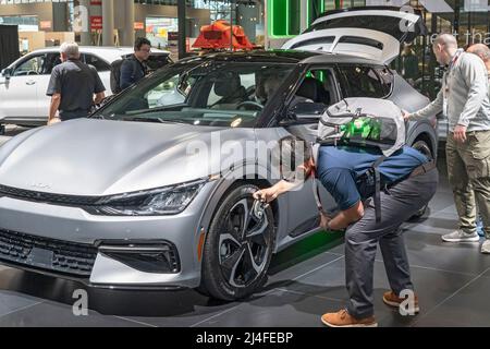 New York, Usa. 13. April 2022. Die Menschen blicken auf ein elektrisches Kia EV6-Auto, das auf der Presseinterview der International Auto Show im Jacob Javits Convention Center in New York City ausgestellt ist. Der NYIAS kehrt zurück, nachdem er wegen der Covid-19-Pandemie für zwei Jahre abgesagt wurde. Kredit: SOPA Images Limited/Alamy Live Nachrichten Stockfoto