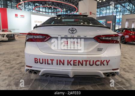 New York, Usa. 13. April 2022. Der Toyota Camry ist auf der International Auto Show Pressevorschau im Jacob Javits Convention Center in New York City zu sehen. Der NYIAS kehrt zurück, nachdem er wegen der Covid-19-Pandemie für zwei Jahre abgesagt wurde. Kredit: SOPA Images Limited/Alamy Live Nachrichten Stockfoto