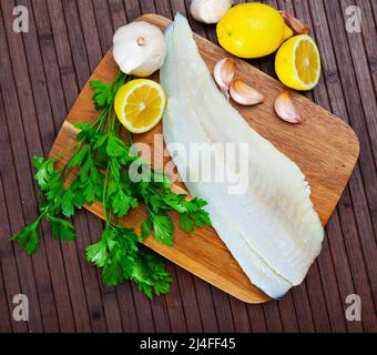 Rohes Kabeljaufilet mit Gemüse und Gewürzen Stockfoto