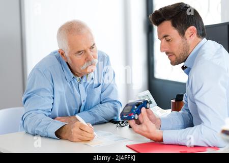 Erfahrene leitende Ingenieurin berät junge Designer über das Projekt Stockfoto