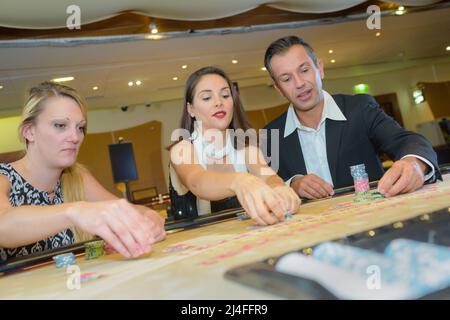 Eine Gruppe junger reicher Freunde spielt Blackjack Stockfoto