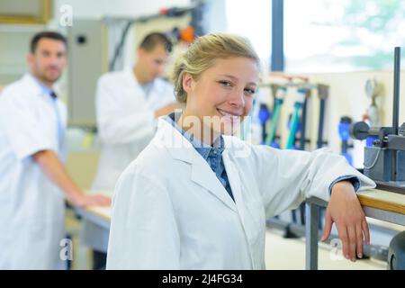 Porträt einer jungen Wissenschaftlerin im Labor Stockfoto