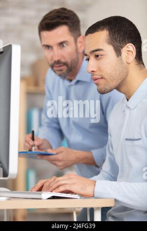 Zwei IT-Spezialisten arbeiten im Büro Stockfoto