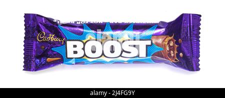 SWINDON, Großbritannien - 15. APRIL 2022: Cadbury Boost Chocolate Bar auf weißem Hintergrund Stockfoto