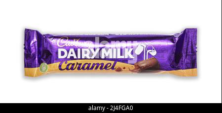 SWINDON, Großbritannien - 15. APRIL 2022: Cadbury Dairy Milk Caramel Schokoladenriegel Stockfoto