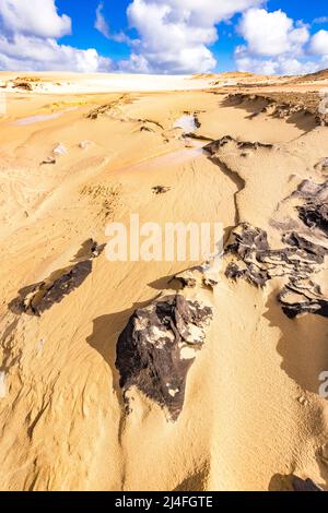 Eine ungewöhnliche Landschaft erwartet die Besucher des Wungul Sandblow auf Fraser Island. Queensland, Australien Stockfoto