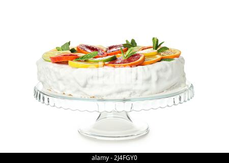 Torte mit Baiser und Zitrusfrüchten isoliert auf weißem Hintergrund Stockfoto