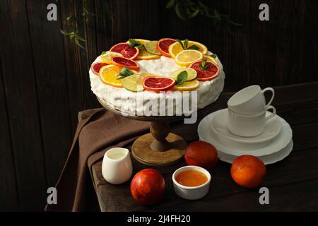 Konzept von leckeren Speisen mit Kuchen mit Baiser auf Holztisch Stockfoto