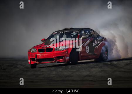 10-04-2022 Riga, Lettland Sportwagenraddriften. Verschwommenes Bild Diffusion Rennen Drift Auto mit viel Rauch von brennenden Reifen auf der Rennstrecke. Spor Stockfoto