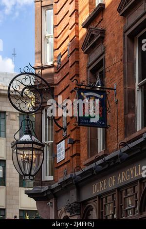 LONDON, Großbritannien - 13. APRIL 2022: Schild vor dem Duke of Argyll Pub an der Ecke Brewer Street und Great Windmill Street in Soho Stockfoto