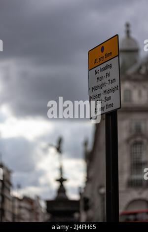 LONDON, Großbritannien - 13. APRIL 2022: Kein Ladeschild am Piccadilly Circus mit der unfokussieren Statue des Eros im Hintergrund Stockfoto