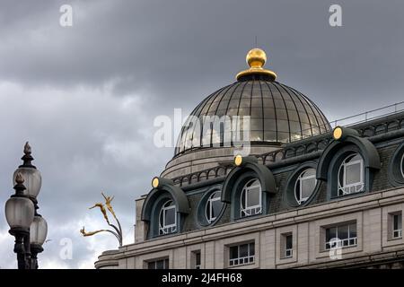 LONDON, Großbritannien - 13. APRIL 2022: Außenansicht der Kuppel des Criterion Building am Piccadilly Circus Stockfoto