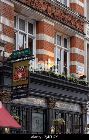 LONDON, Großbritannien - 13. APRIL 2022: Schilder über dem Leicester Arms Pub in der Glasshouse Street Stockfoto