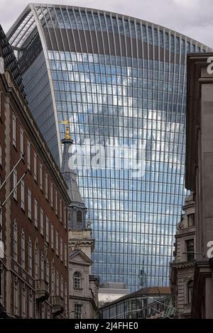 LONDON, Großbritannien - 13. APRIL 2022: Außenansicht des Walkie Talkie Building (20 Fenchurch Street) von der Lombard Street in der City of London Stockfoto