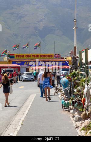 Anfahrt zum Eingang zum Bay Harbor Market und Fish n the Rocks Restaurant in Hout Bay, Kapstadt, Südafrika Stockfoto