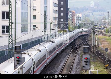 Freiburg Im Breisgau, Deutschland. 15. April 2022. Ein ICE Inter City Express der Deutschen Bahn fährt vom Freiburger Hauptbahnhof in Richtung Schweiz ab. Das Osterwochenende verspricht viel Sonnenschein im Südwesten mit Temperaturen knapp unter 20 Grad. Quelle: Philipp von Ditfurth/dpa/Alamy Live News Stockfoto