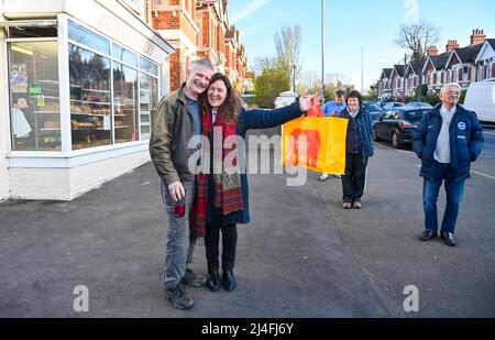 Brighton UK 15. April 2022 - Mark und Colette Hubert stehen am Karfreitagmorgen vor der Ravens Bakery in Brighton als erste in der großen Schlange, um ihre berühmten heißen Brötchen zu kaufen, bevor sie nach Liverpool aufbrechen, um ihre Enkel zu sehen : Credit Simon Dack / Alamy Live News Stockfoto