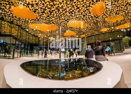 Nacht Innenansicht des Hauses der Musik Ungarn, im Stadtpark.das Gebäude, das vom japanischen Stararchitekten Sou Fujimoto entworfen wurde. Stockfoto