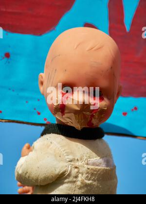 Protestdemonstration gegen Krieg und russische Aggression, um die Gewalt in der Ukraine zu stoppen. München - April 2022 Stockfoto