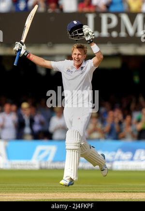 File photo dated 20-07-2013 of England's Joe Root celebrates Scoring 100 not out on day three of the Second Investec Ashes Test at Lord's Cricket Ground, London. Joe Root ist zurückgetreten, wie der englische Männer-Test-Kapitän, das England and Wales Cricket Board angekündigt hat. Ausgabedatum: Freitag, 15. April 2022. Stockfoto