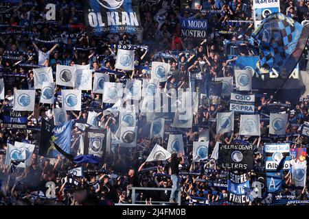 Bergamo, Italien. 14. April 2022. Die Fans von Atalanta BC werden beim UEFA Europa League Quarter Final Leg Two Spiel zwischen Atalanta BC und RB Leipzig am 14. April 2022 im Gevisstadion in Bergamo, Italien, gesehen. Quelle: Marco Canoniero/Alamy Live News Stockfoto