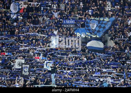 Bergamo, Italien. 14. April 2022. Die Fans von Atalanta BC werden beim UEFA Europa League Quarter Final Leg Two Spiel zwischen Atalanta BC und RB Leipzig am 14. April 2022 im Gevisstadion in Bergamo, Italien, gesehen. Quelle: Marco Canoniero/Alamy Live News Stockfoto