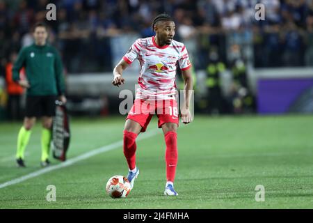 Bergamo, Italien. 14. April 2022. Christopher Nkunku von RB Leipzig kontrolliert den Ball während des UEFA Europa League Quarter Final Leg Two-Spiels zwischen Atalanta BC und RB Leipzig am 14. April 2022 im Gewiss-Stadion in Bergamo, Italien. Quelle: Marco Canoniero/Alamy Live News Stockfoto