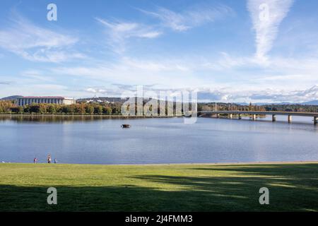 Commonwealth Avenue Bridge über den Lake Burley Griffin in Canberra, mit National Library Building, ACT, Australien Stockfoto