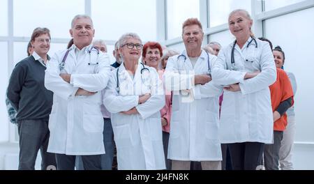 Ärzte und eine Gruppe von Senioren in vollem Wachstum in Innenräumen Stockfoto