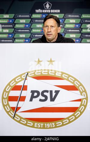 EINDHOVEN - PSV-Trainer Roger Schmidt während der Toto KNVB Cup Pressekonferenz vor dem Pokalfinale gegen Ajax im Phillips-Stadion am 15. April 2022 in Eindhoven, Niederlande. ANP SEM VAN DER WAL Stockfoto