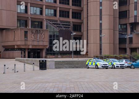 Queen Elizabeth II Law Courts, Liverpool Crown Court, geparkte Polizeifahrzeuge Stockfoto